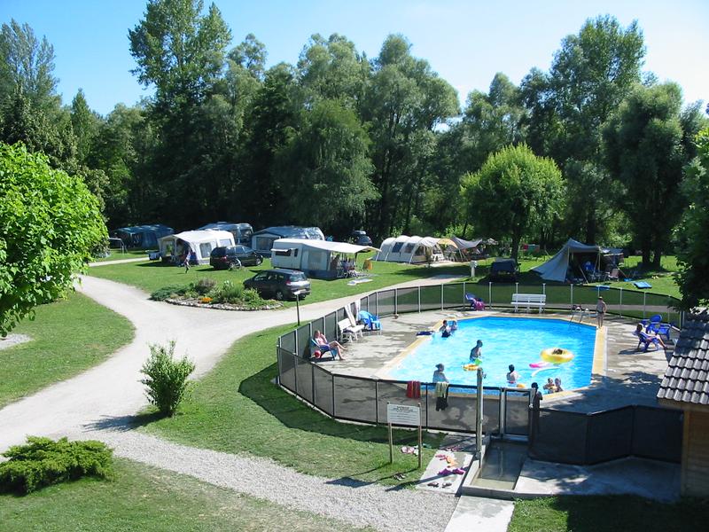 Piscine et espace extérieur arboré camping Bords du Guiers