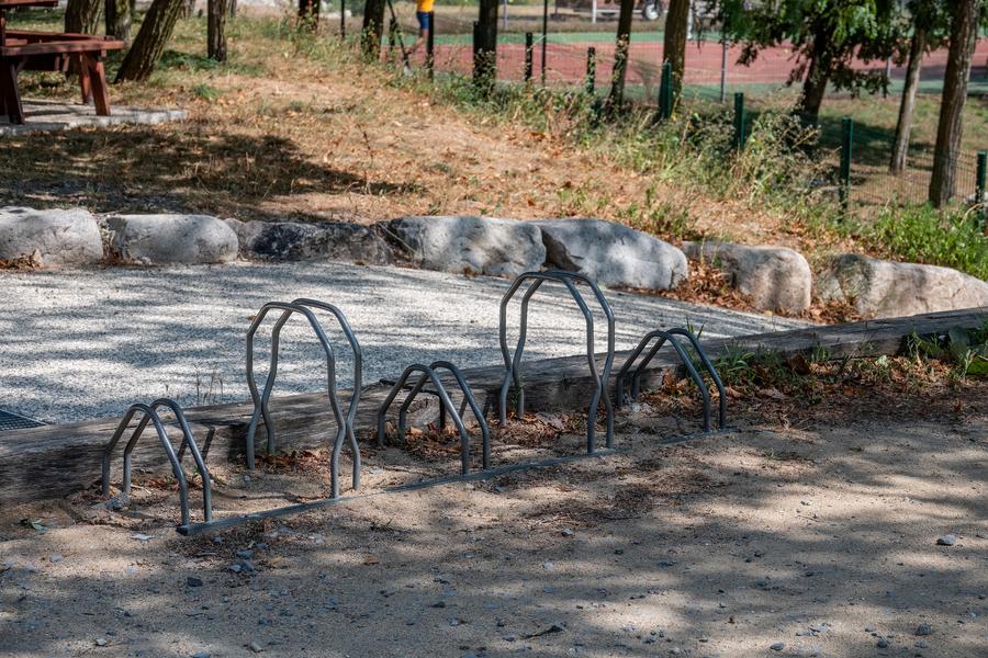 Support vélo au coeur du village de La Souche