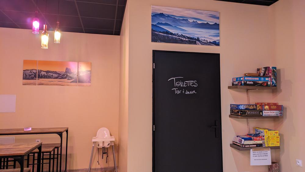 Porte des toilettes qui sont équipés de table à langer et couvercle pour enfants