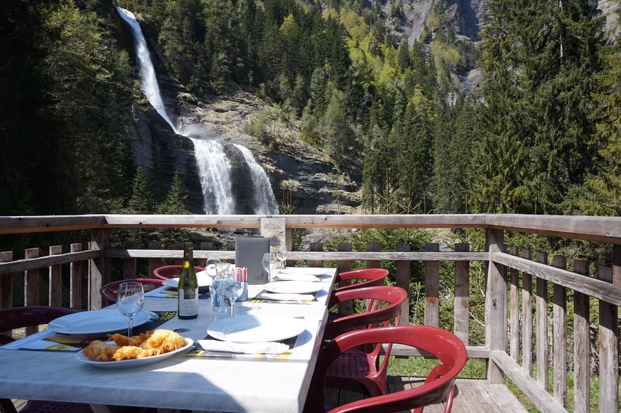 Terrasse estivale avec vue panoramique sur la Cascade