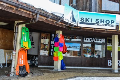 Vue sur la devanture du magasin