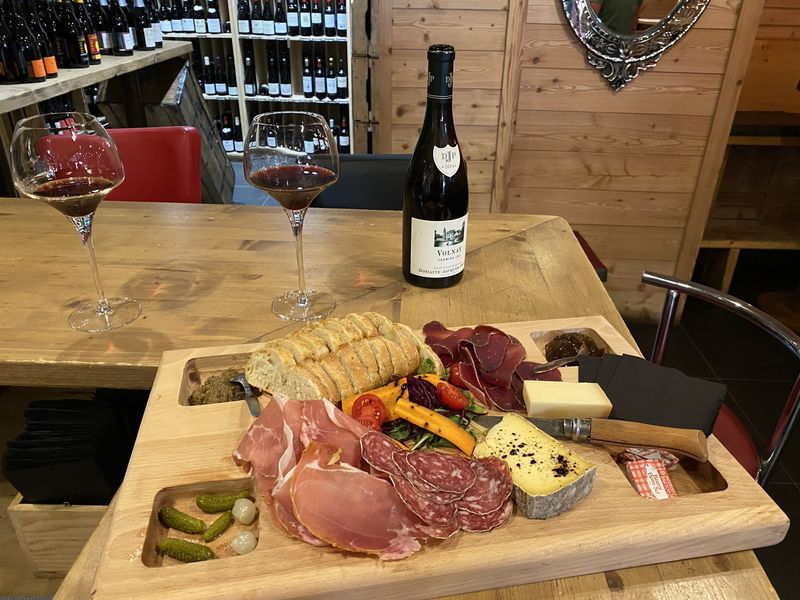 Planche Charcuterie - La Cave sur le comptoir