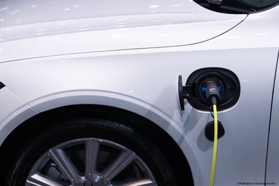 Une prise est branchée sur une voiture électrique