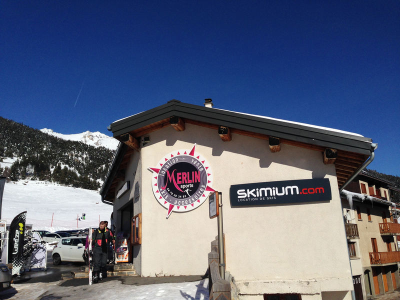 Devanture du magasin Skimium Merlin sports à Aussois en hiver