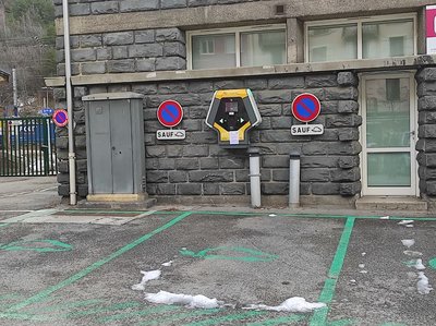 Borne de recharge pour véhicules et vélos électriques à Modane