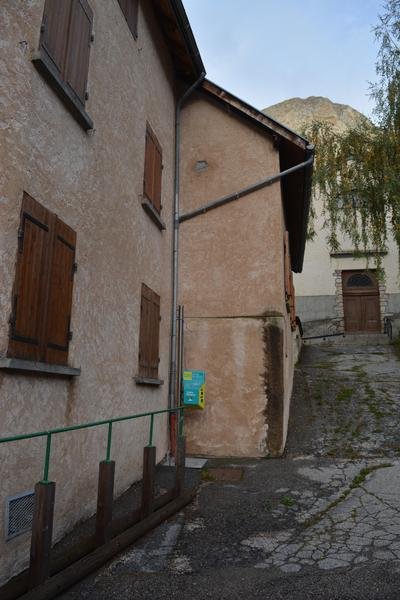 Borne de chargement de vélo électrique, église en arrière plan