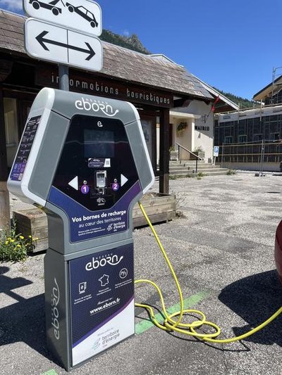 Borne de rechargement pour voitures électriques_Alpe Du Grand Serre
