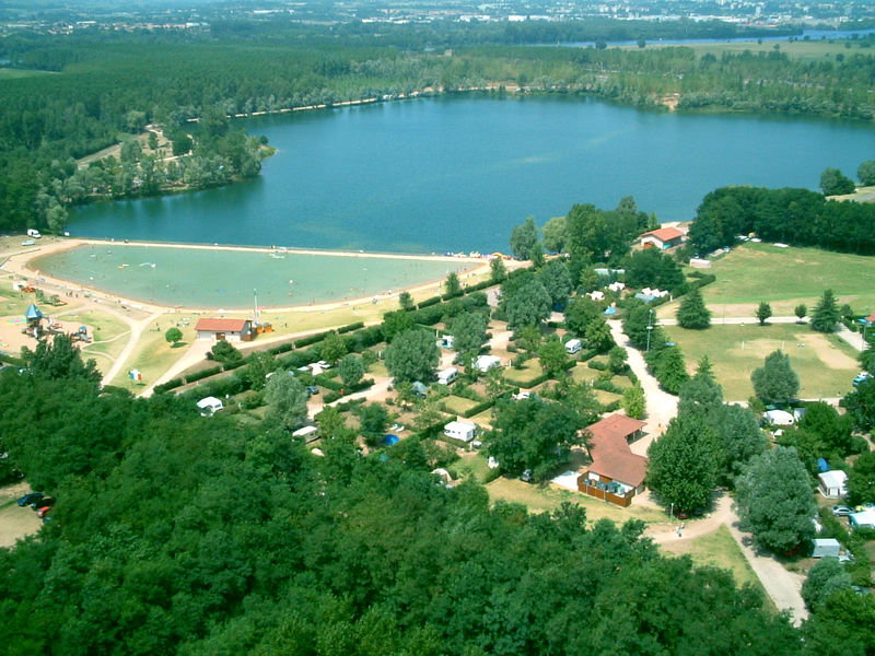 Vue aérienne du camping et de la base de loisirs du lac