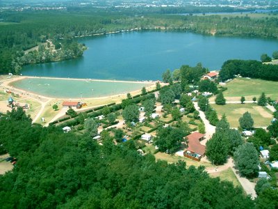 Vue aérienne du camping et de la base de loisirs du lac