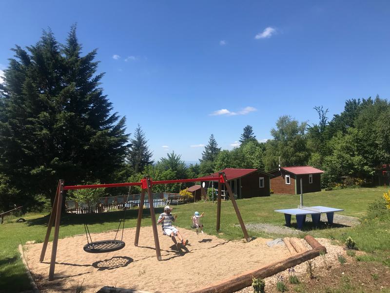 Aire de jeux en pleine nature – Camping Les Myrtilles Auvergne