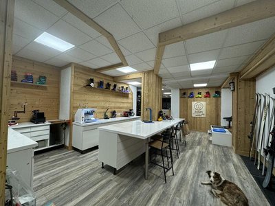 intérieur magasin vue depuis l'entrée