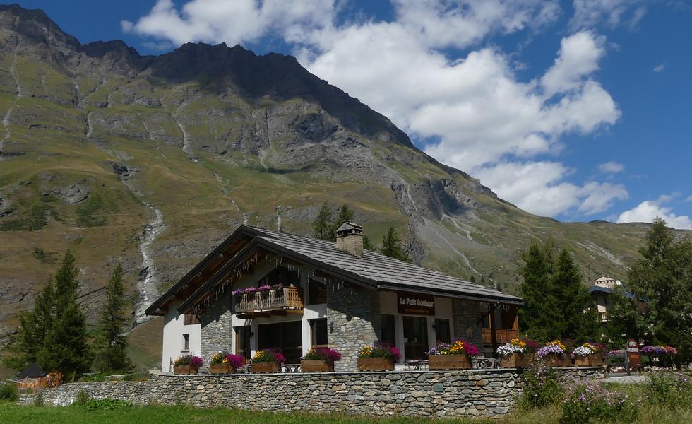 Vue extérieure été du gite d'étape le Petit Bonheur