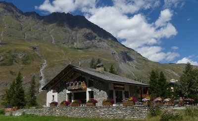 Vue extérieure été du gite d'étape le Petit Bonheur