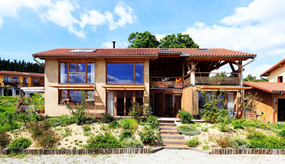 La maison et votre gîte à droite