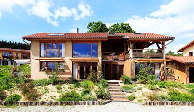 La maison et votre gîte à droite
