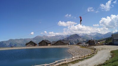 Tyrolienne sur le lac de l'Eriscal@LaToussuire