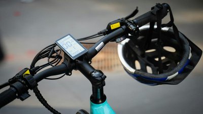 Vélo électrique avec casque, borne recharge en Ardèche