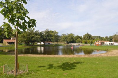 Sur une esplanade de verdure, le plan d'eau se profile lentement devant vos pieds !