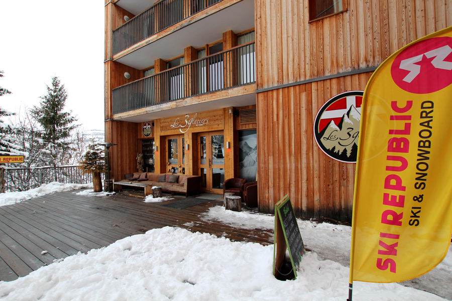 Accès au magasin Ski Republic, situé derrière le Restaurant Lounge, dans la résidence Les 3 Glaciers