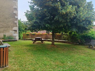 Table de pique-nique ombragée à côte de l'église Grésin St Genix les Villages