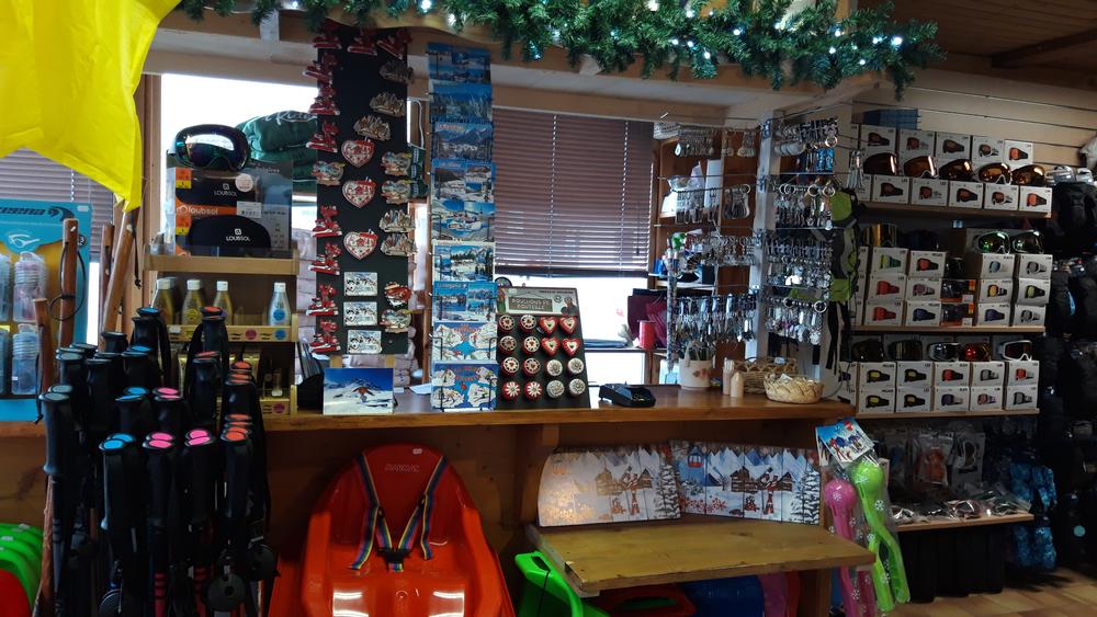 Comptoir avec souvenirs, magnets, porte-clés, masques de ski