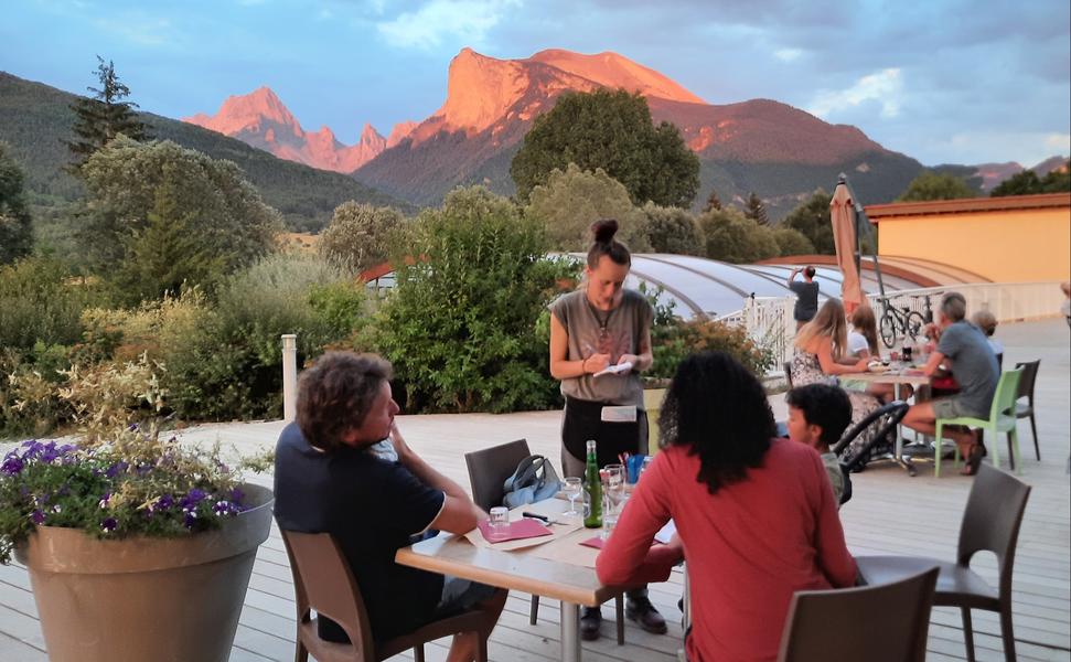 Terrasse face au Col des Aiguilles