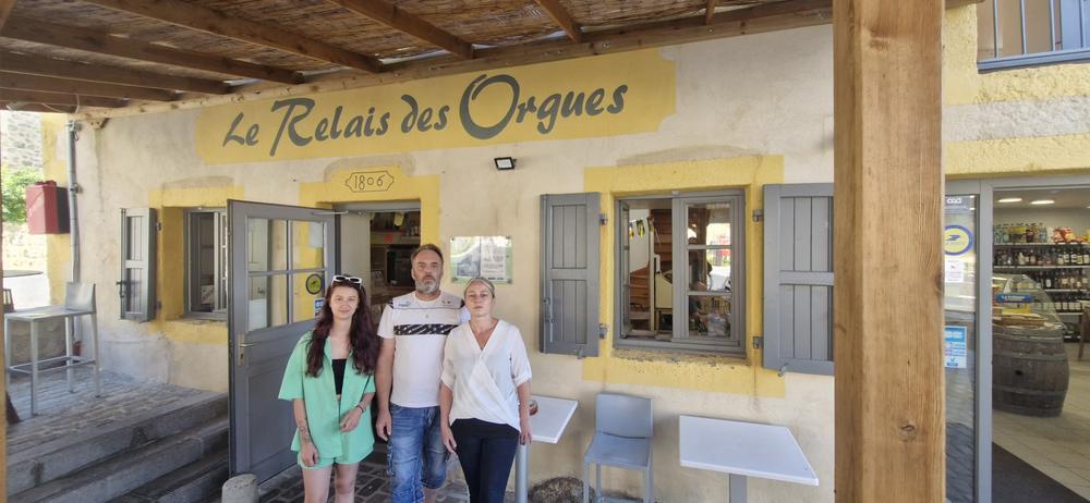 Devant l'établissement, l'équipe du Relais des orgues vous attend !!