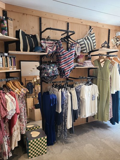 Présentoir de vêtements pour femmes