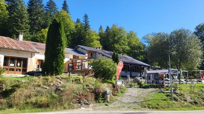 L’auberge, prolongée d’une terrasse couverte aménagée de tables et de chaises, est attenante à l’espace locatif de [...]