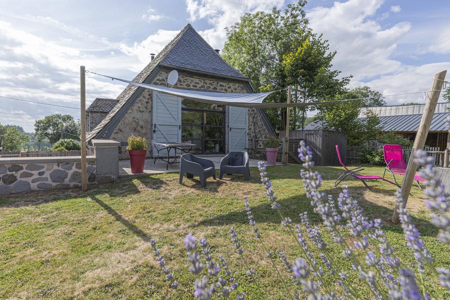 entrée des chambres et jardin
