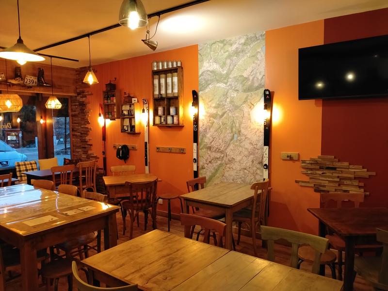 Salle avec écran TV Déniv' Café