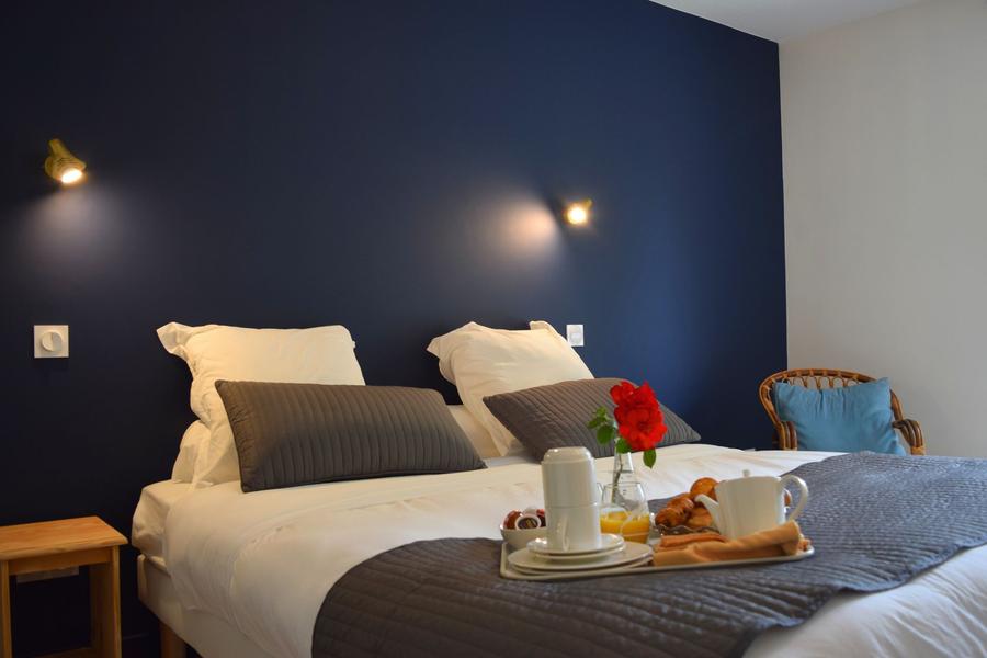 chambre deux personnes bleu marine - lit double à l'hôtel les Platanes à Thueyts en Ardèche