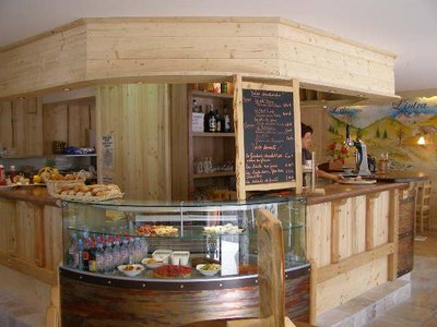 outrelans l'intérieur