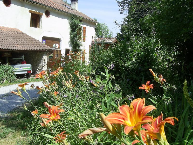 L'entrée fleurie gîte les Liottards