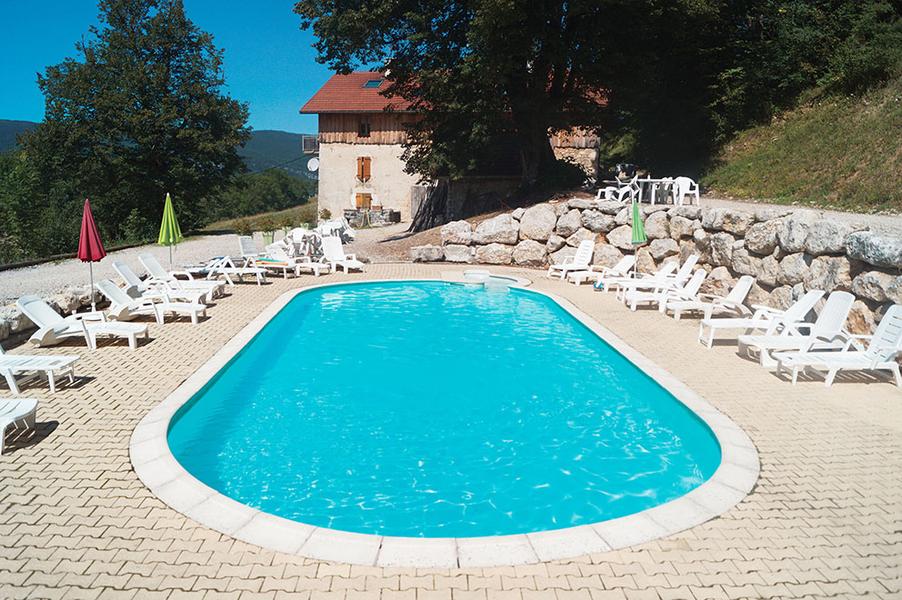 Vue piscine plein-air du gîte les Sources à Saint Julien en Vercors