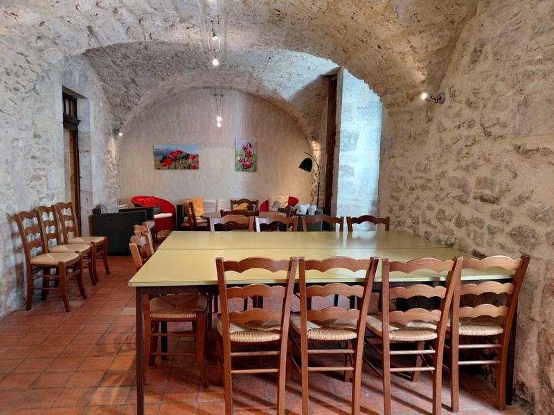 Le séjour du gîte se situé dans une pièce voutée de caractère, en pierres apparentes.