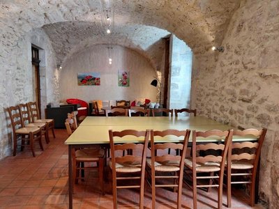 Le séjour du gîte se situé dans une pièce voutée de caractère, en pierres apparentes.