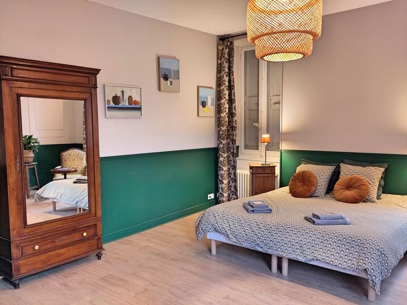 Lit double dans la chambre verte
