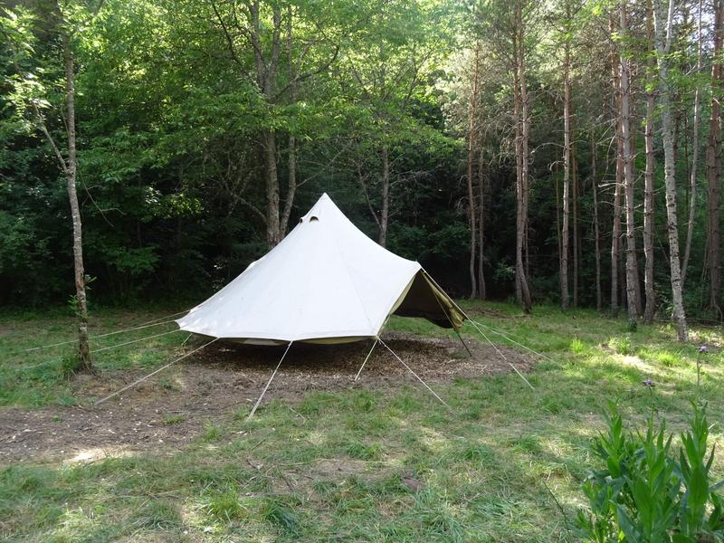 Abri tipi au bivouac de la clairière