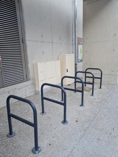 Attaches à vélo le long de la Maison de l'Oisans