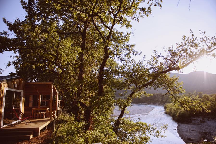Les Chamberts-Camping et Lodges-Vue depuis le chalet mimosa sur la rivière drôme et les montagnes des 3 becs