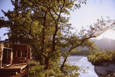 Les Chamberts-Camping et Lodges-Vue depuis le chalet mimosa sur la rivière drôme et les montagnes des 3 becs
