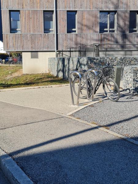 Attaches vélo devant la Maison du Département Bourg-d'Oisans