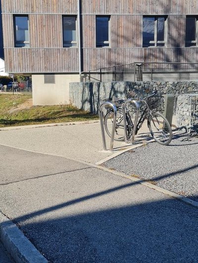 Attaches vélo devant la Maison du Département Bourg-d'Oisans