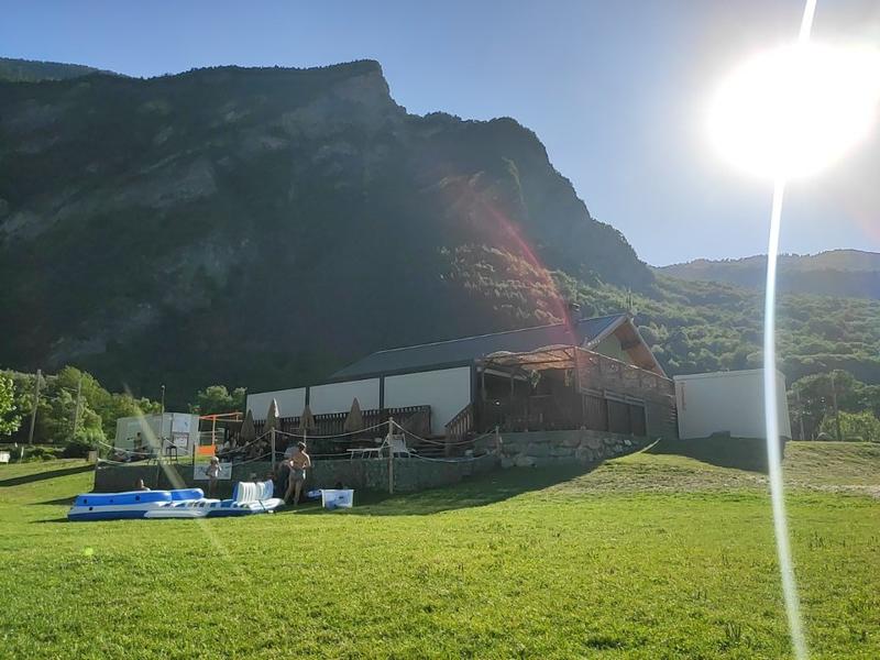 Vue extérieur du restaurant depuis la plage du lac