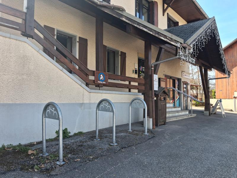 Vue sur les attaches vélos