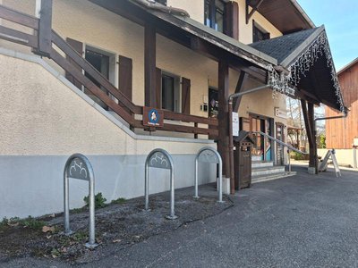 Vue sur les attaches vélos