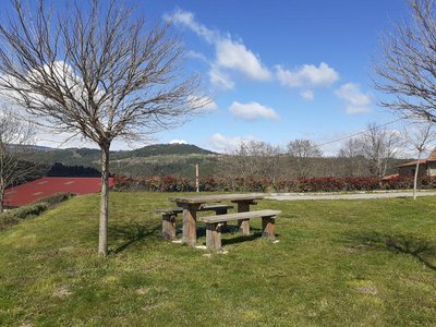 Aire de pique-nique dans le bourg_Lavieu