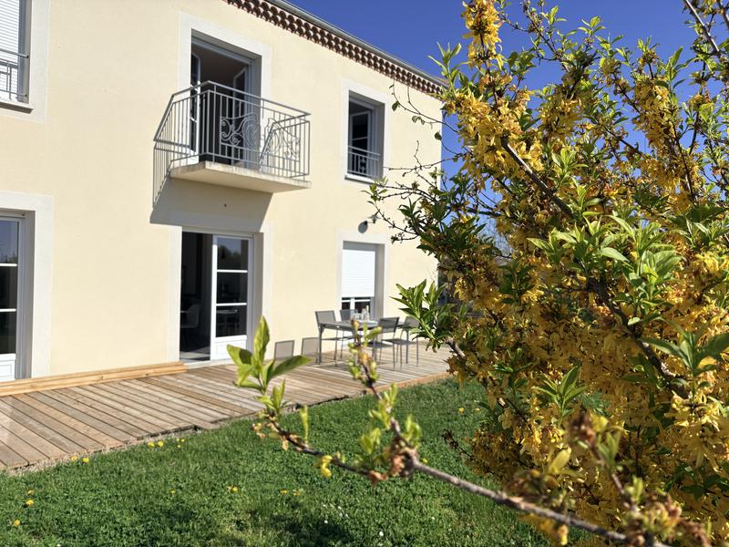 maison vue terrasse et jardin