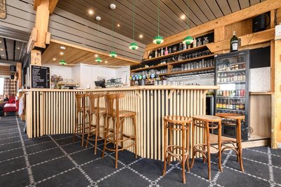 Comptoir d'angle moderne en bois clair dans une ambiance lumineuse.